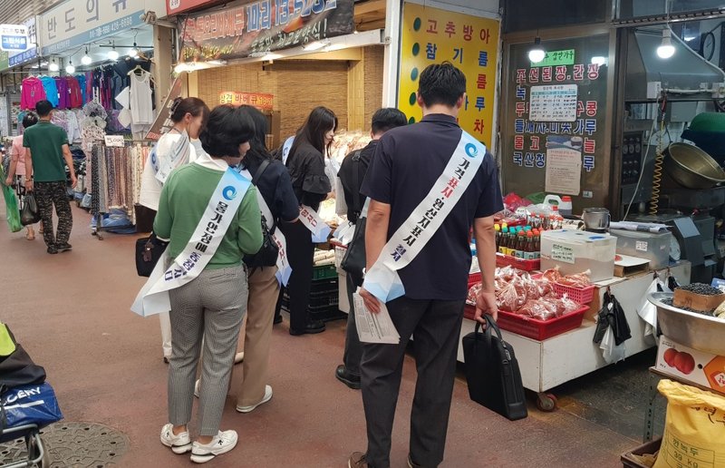 인천시와 미추홀구 등 관계기관 점검반이 석바위시장 상인회와 함께 점포를 순회하며 가격표시제 이행 여부를 확인하고 있다.