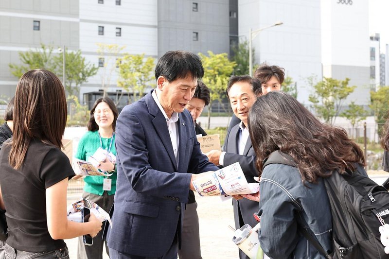 검단구 간부공직자들이 본청 출입문에서 출근하는 직원들에게 청렴 실천 안내문을 전달하고 있다.