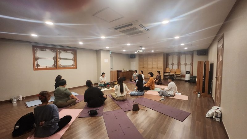 특수교육대상학생 학부모들이 동국명상원에서 심리지원 명상 프로그램에 참여하고 있다.