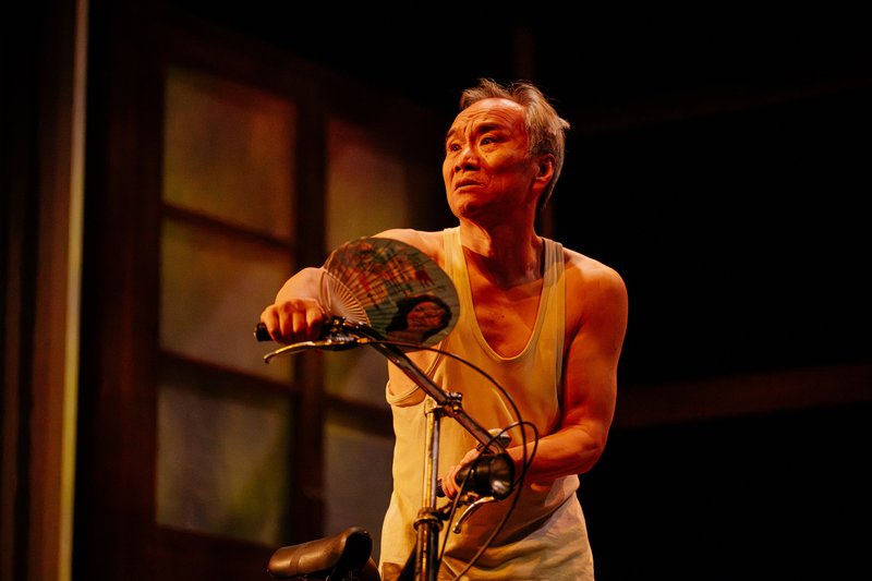 인천시립극단 창작 가족극 <배:웅>의 공연 장면