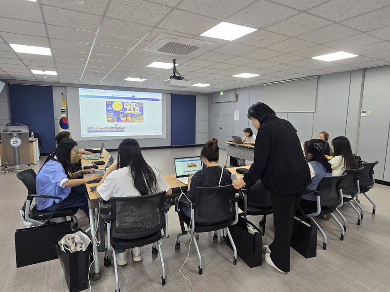 어린이집 보육교사들이 'AI 그림책 창작 이야기' 연수에서 AI와 캔바를 활용해 그림책을 만들고 있다.