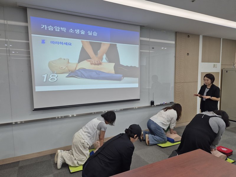 인천동부교육지원청이 가천대 길병원과 협력해 운영하는 학교 교직원 응급처치교육 관련 이미지