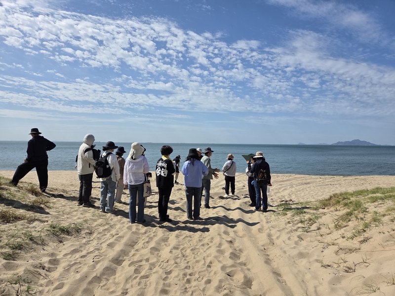 인천광역시교육청 AI융합교육원이 대이작도에서 생태 탐방 교원 연수를 진행하고 있다.