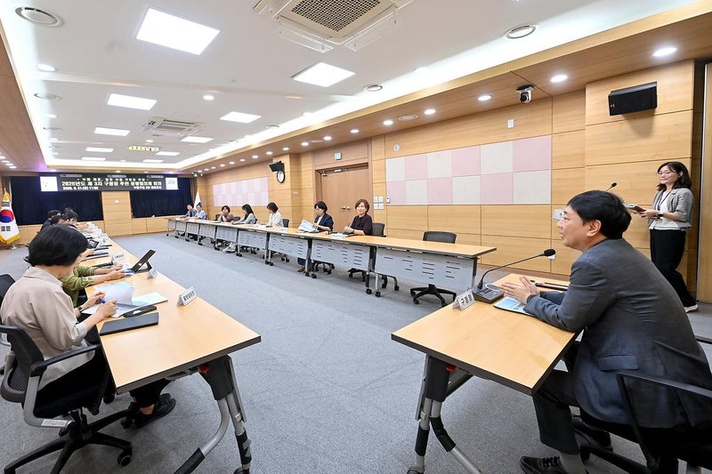 차준택 부평구청장이 주재한 2026년 제3차 청렴협의체 회의에서 간부공무원들이 청렴시책 추진 상황을 논의하고 있다.