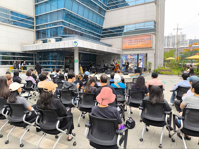계양구 효성도서관 야외 마당에서 열린 ‘요기조기 음악회’에서 재즈 그룹이 공연하고 있다.