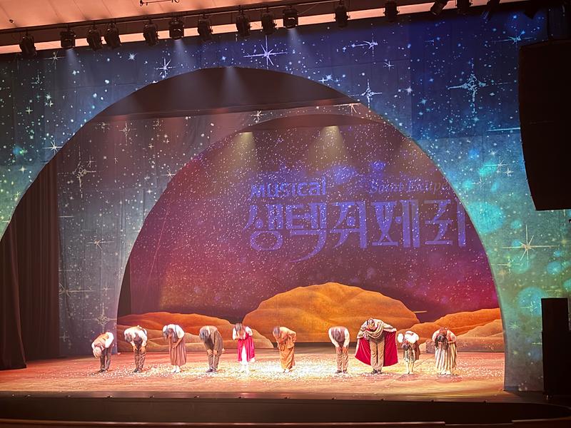 계양문화회관에서 열린 뮤지컬 ‘생텍쥐페리’ 공연에서 배우들이 무대를 선보이고 있다.