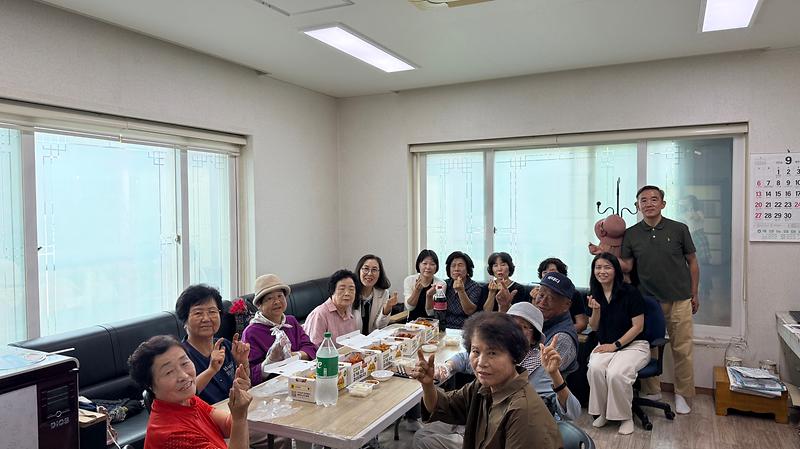 계양3동 통장자율회 회원들과 경로당 어르신들이 함께 모여 추석 명절 인사를 나누고 있다.