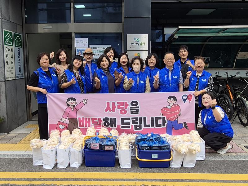 계양2동 보장협의체 위원들이 추석을 앞두고 취약계층 가정을 방문해 명절 음식을 전달하고 있다.