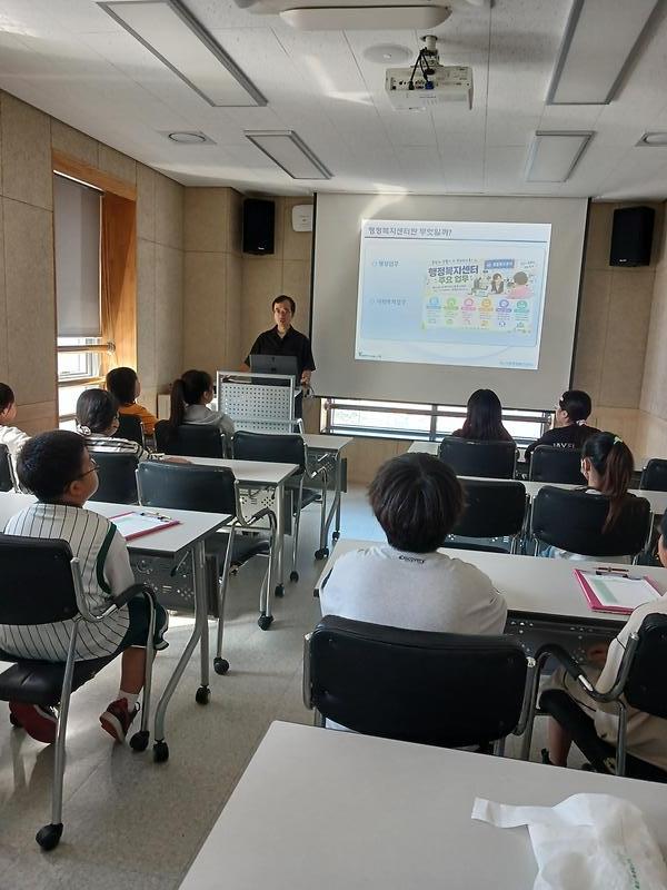 계산3동 주민자치회가 안남초등학교 학생들을 대상으로 주민자치 이해 교육을 진행하고 있다.
