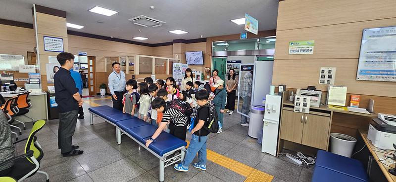 계산초등학교 학생들이 계산119안전센터를 방문해 심폐소생술 교육을 실습하고 있다.