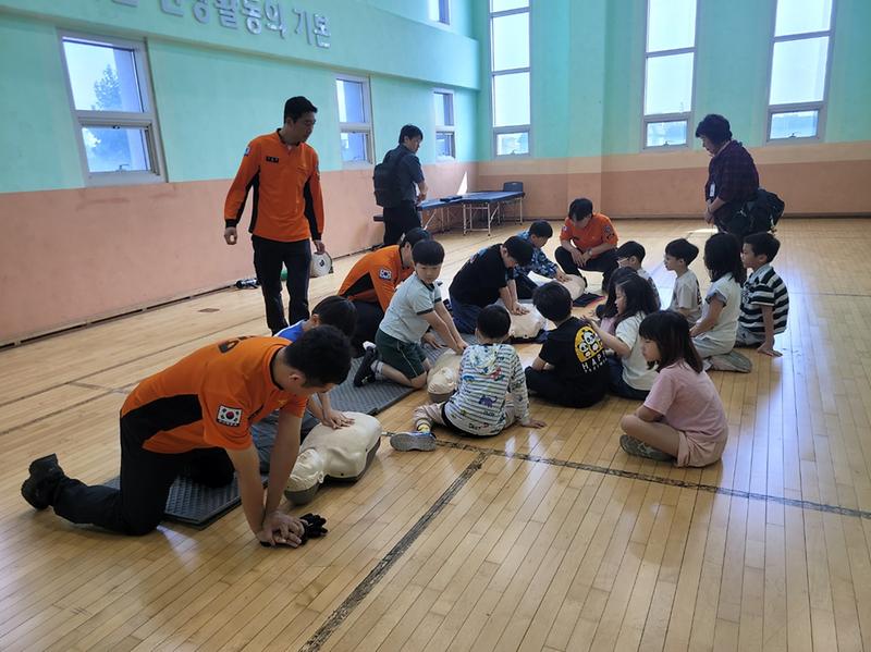 계산초등학교 학생들이 계산2동 행정복지센터에서 친환경 이끼공예 체험을 하고 있다.
