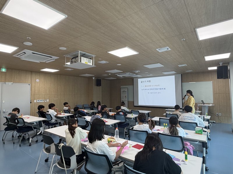 영종국제도서관에서 열린 ‘김혜진 작가와의 만남’에서 참가 학생들이 강연을 듣고 있다.