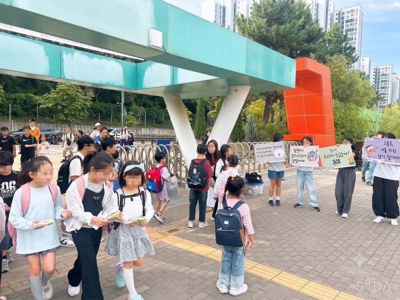 영종구청소년상담복지센터 또래상담자들이 초등학교 등굣길에서 친구사랑 캠페인 ‘친구야 응원해’ 활동을 하고 있다.