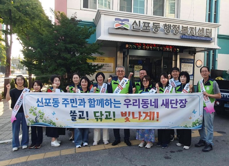 제물포구 신포동 지역사회보장협의체 위원들이 상가와 주택가를 돌며 쓰레기 배출 방법을 안내하고 있다.