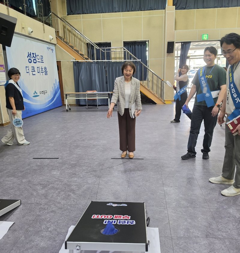 미추홀구 직원들이 반부패·청렴 교육에 참여해 강사의 설명을 듣고 있다.