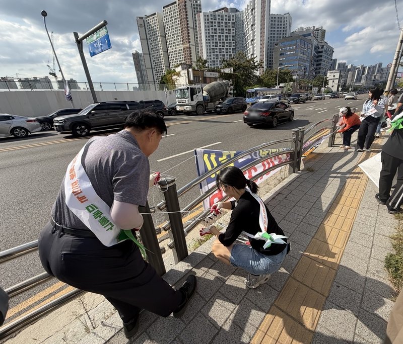미추홀구 관계자와 통장 자율회 회원들이 학익1동 골목길에서 생활 쓰레기를 수거하고 있다.