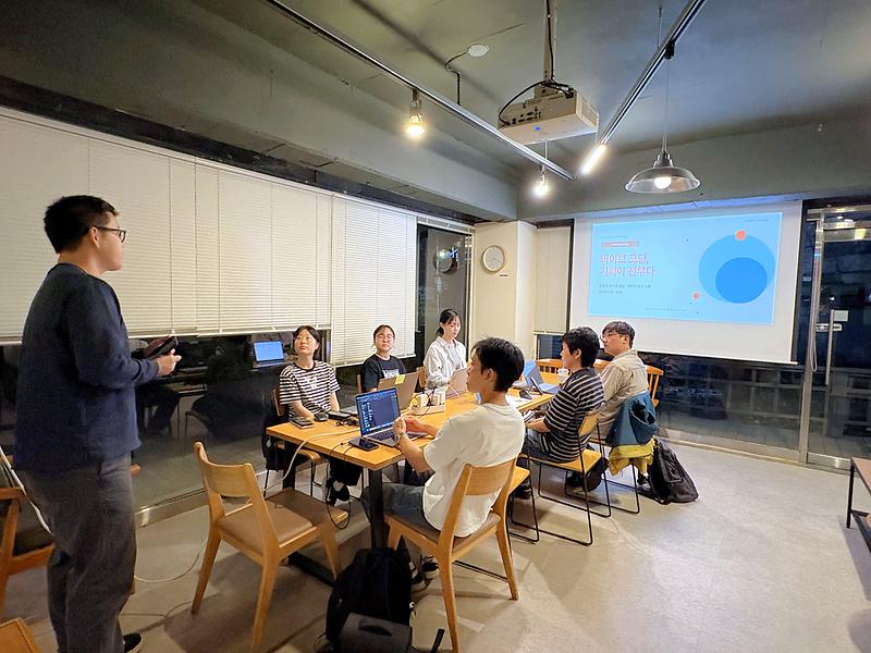 ‘제2기 뉴 로컬 AI 캠프’ 참가자들이 최종 발표와 공유회에서 개발한 결과물을 소개하고 있다.