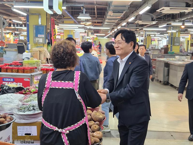 박용철 강화군수가 추석을 앞두고 전통시장을 찾아 상인들과 인사를 나누고 있다.