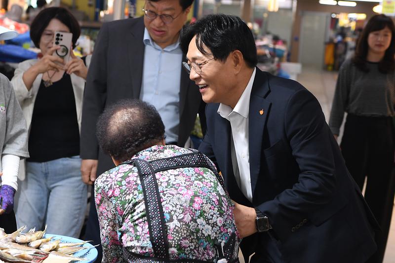 박용철 강화군수가 강화풍물시장을 둘러보며 시장 상황을 확인하고 있다.