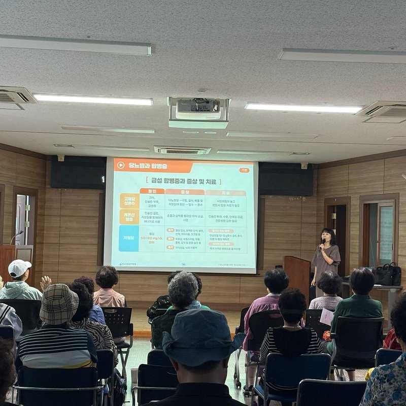 남동구보건소가 AI-IoT 어르신 건강관리사업 참여자를 대상으로 당뇨병 예방교육을 진행하고 있다.