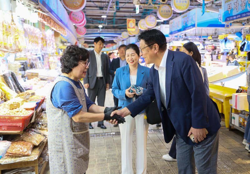 도성훈 인천광역시교육감과 직원들이 연안부두어시장에서 수산물을 살펴보고 있다.