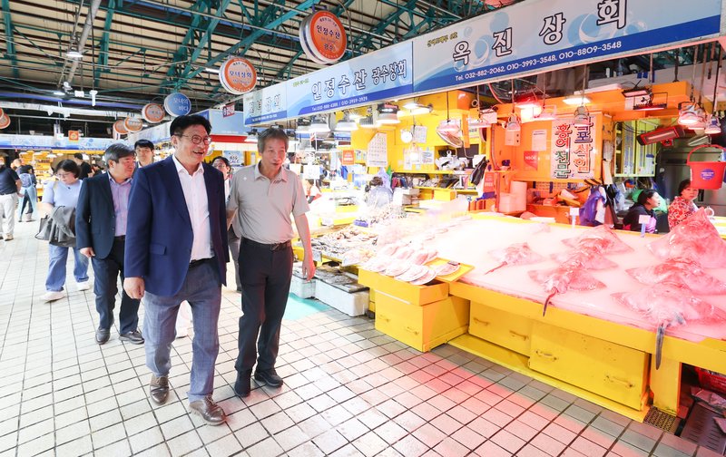 인천광역시교육청 직원들이 연안부두어시장에서 명절 물품을 구매하고 있다.