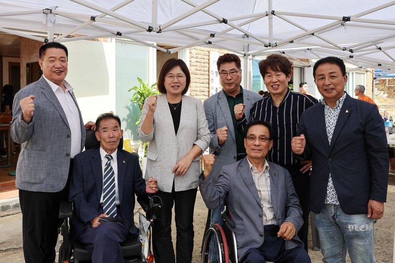 영종구 장애인편의증진 기술지원센터 개소식에서 참석자들이 기념 촬영을 하고 있다.