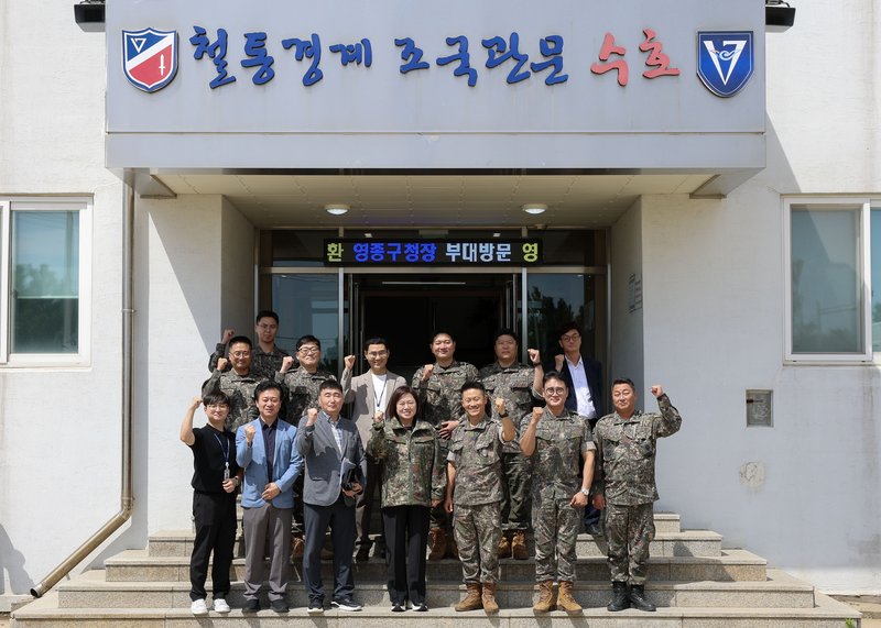 손화정 영종구청장이 육군 용왕부대를 방문해 장병들과 식사하며 격려하고 있다.