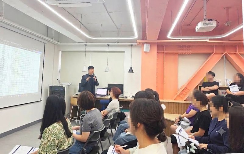 제물포구가 미래교육지원센터에서 연 2027학년도 고입 진로‧진학 설명회에서 학생과 학부모가 강연을 듣고 있다.