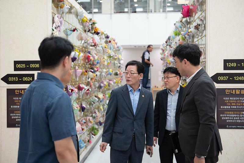 김재보 인천시설공단 이사장이 인천가족공원을 찾아 추석 명절 대응 태세를 점검하고 있다.