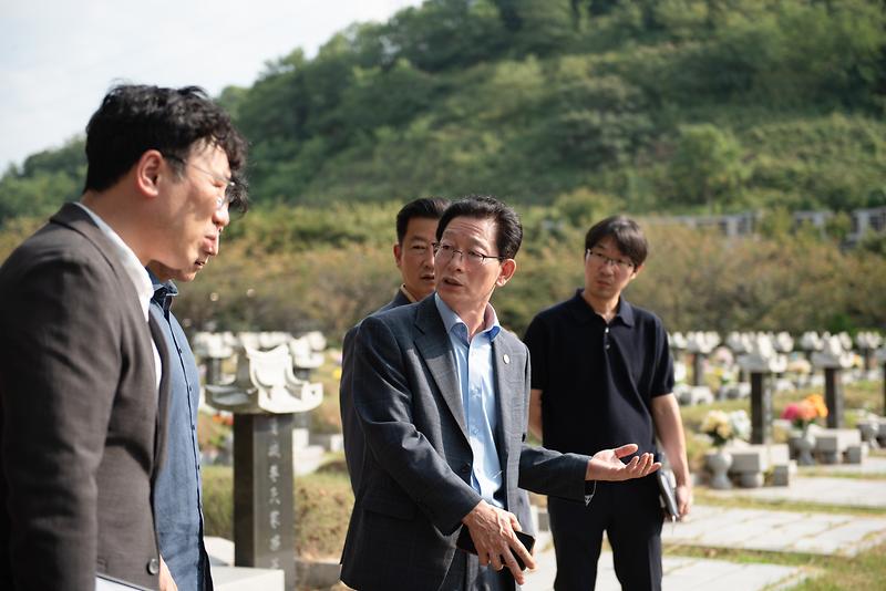 김재보 인천시설공단 이사장이 인천가족공원 시설물과 안전 설비 작동 상태를 살펴보고 있다.