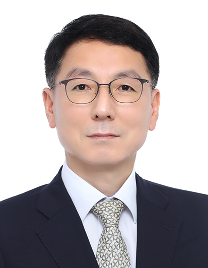 김성중 신임 인천시 행정부시장이 임용장을 받고 공식 업무를 시작하고 있다.