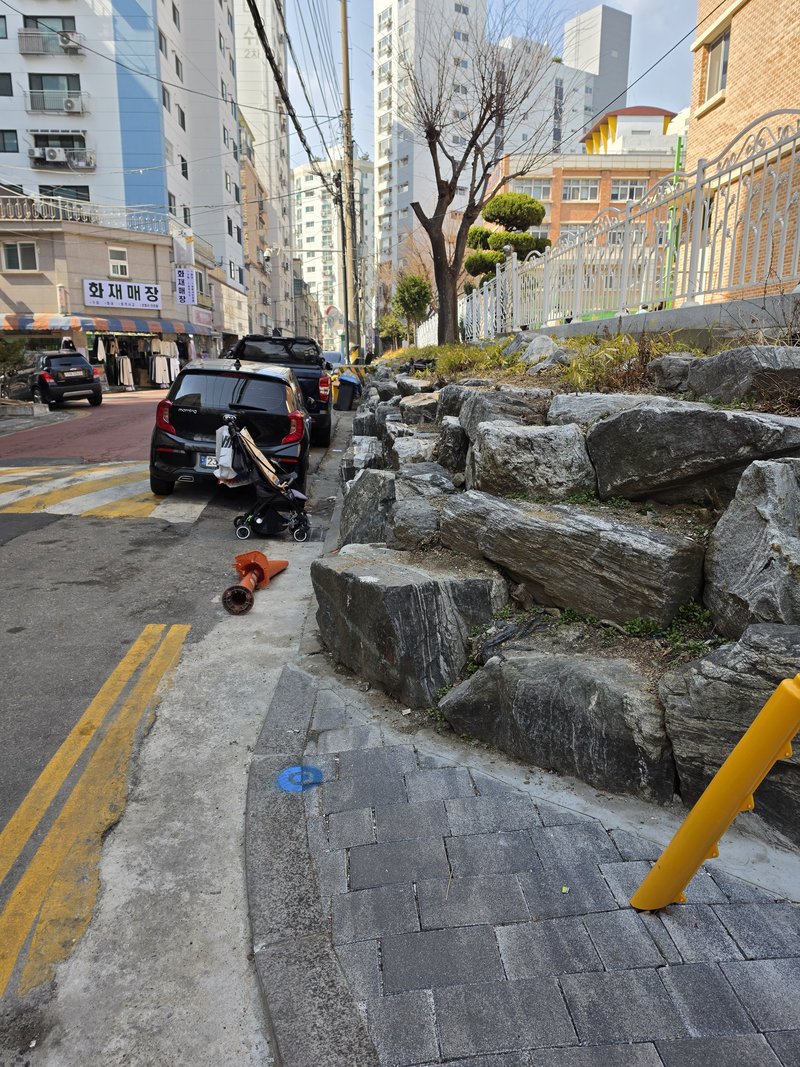 학교 남쪽 경사면을 보강해 조성한 통학로 모습이다.