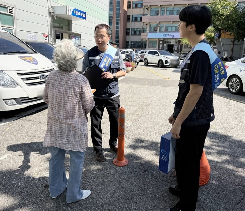 미추홀구시설관리공단 직원들이 구청 청사에서 폐기물 감량 실천 서약서 작성을 독려하고 있다.