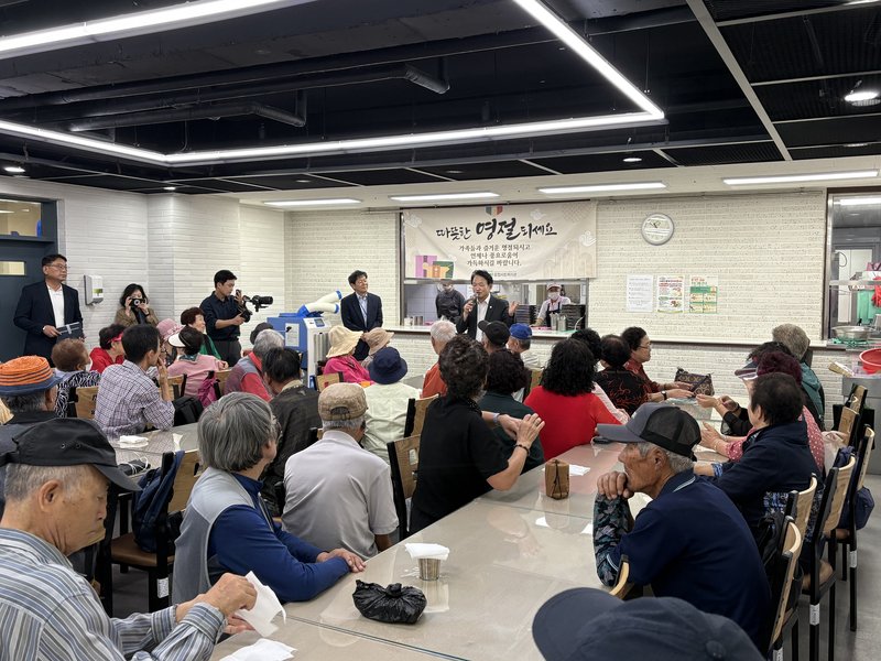 성미가엘종합사회복지관이 ‘풍성한 제물포구 만들기’ 캠페인으로 모은 후원금을 취약계층에 전달하고 있다.