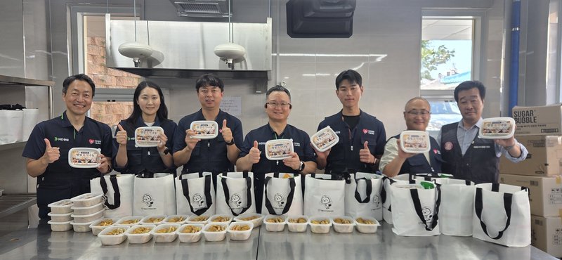 제물포구 자원봉사센터와 HD건설기계 관계자들이 명절 음식 꾸러미를 준비하고 있다.