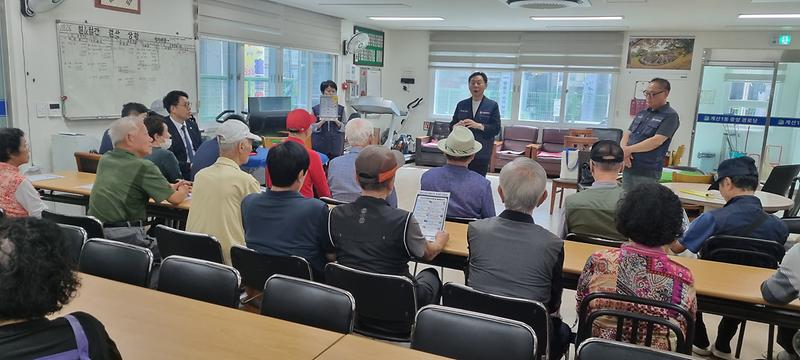 시니어치안지킴이 참여자가 경로당을 찾아 어르신들에게 보이스피싱 예방교육을 하고 있다.