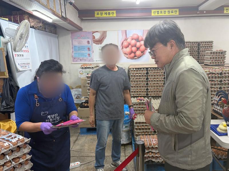 박성민 이사장 등 계양구시설관리공단 임직원들이 계양산전통시장에서 이용객들에게 친환경 장바구니를 나눠주고 있다.