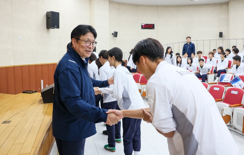 도성훈 인천광역시교육감이 인천체육고등학교를 찾아 전국체육대회 참가 선수단을 격려하고 있다.