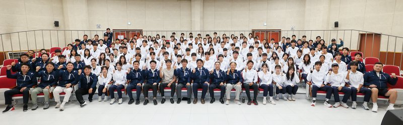 인천체육고 선수단이 전국체육대회 출전을 앞두고 격려 행사에 참석하고 있다.