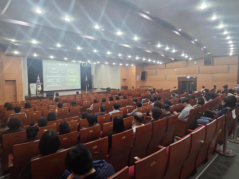 부평구 직원들이 구청 7층 대회의실에서 공직자 청렴교육을 듣고 있다.
