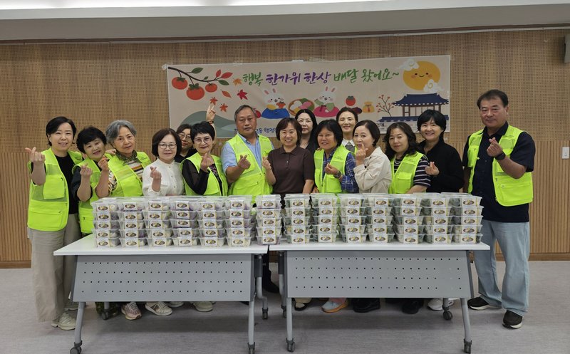 영종2동 지역사회보장협의체 위원들이 취약계층 어르신 가정을 방문해 추석 떡을 전달하고 있다.