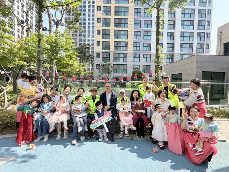 어린이집 아동들이 준비한 송편과 유과를 경로당 어르신들에게 전달하며 인사를 나누고 있다.