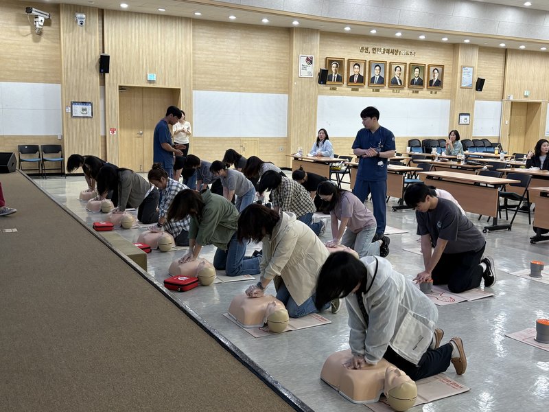 인천시가 시청 본관 대회의실에서 군·구 의료급여 담당 공무원과 의료급여관리사를 대상으로 역량강화·안전교육을 진행하고 있다.