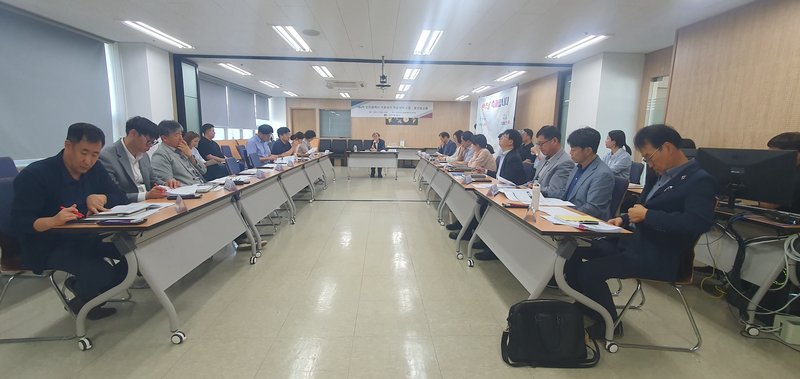 인천시가 인천지속가능발전협의회 회의실에서 제4차 기후위기 적응대책 수립 중간보고회를 열고 있다.