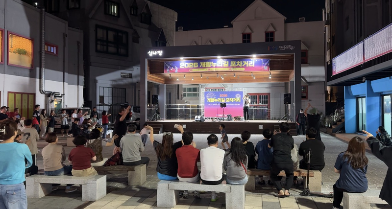 제물포구 개항누리길상점가에서 열린 ‘개항누리길 포차거리’ 행사 현장 모습이다.