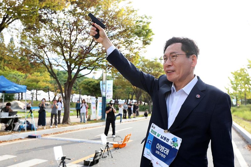 기념식에서 남동구청장과 관계자들이 청년정책 유공 표창을 수여하고 있다.