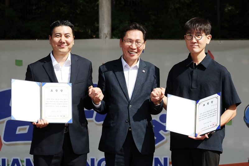 행사장에 마련된 청년창업지원센터 입주기업 홍보부스에서 참가자들이 전시를 둘러보고 있다.