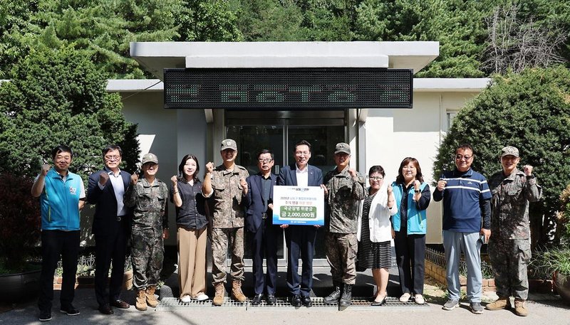 남동구 통합방위협의회 위원들이 제507여단 47대대를 방문해 장병들을 격려하고 있다.