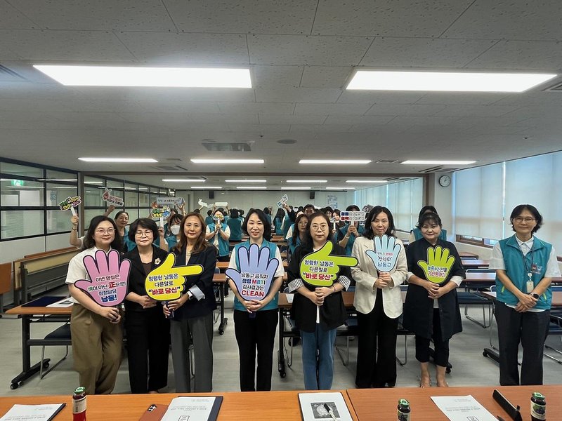 남동구 어린이연합회 회장단과 보육정책과 직원들이 청렴 결의문을 낭독하고 청렴 실천 협약을 체결하고 있다.